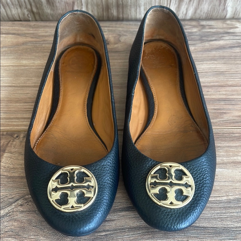 Pre-owned Tory Burch Black Leather Flats with Gold Emblem size 7.5